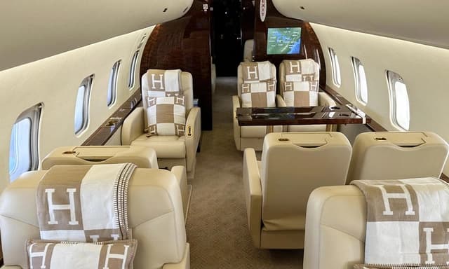 Challenger 850 N100VE photo 2