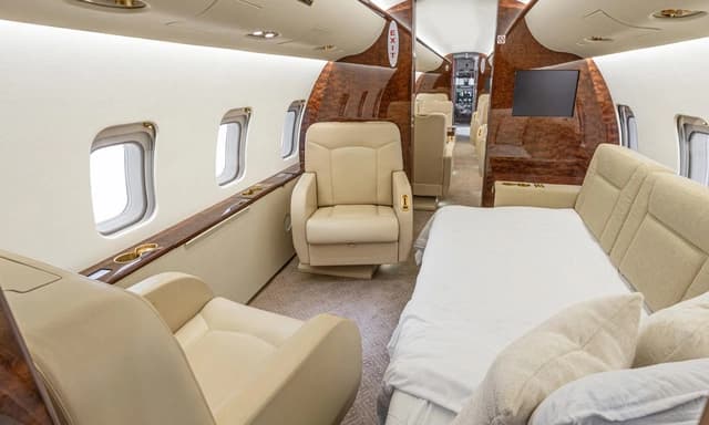 Challenger 850 N100VE photo 5