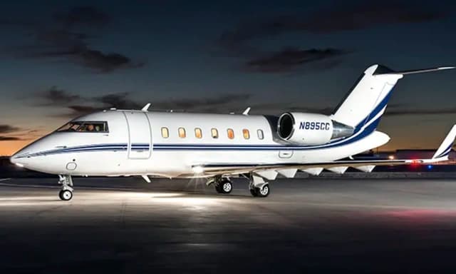 Bombardier Challenger 605 N895CC photo 2