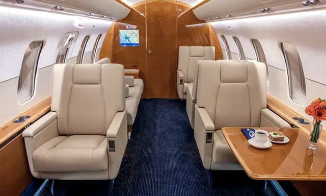 Bombardier Challenger 605 N895CC photo 3