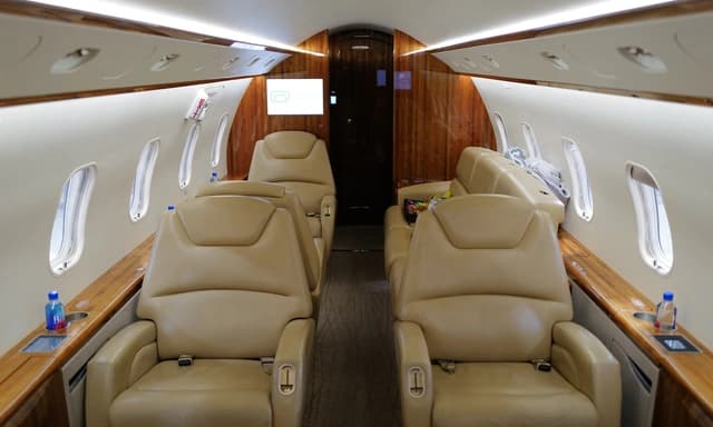 Challenger 300 N286MH photo 4