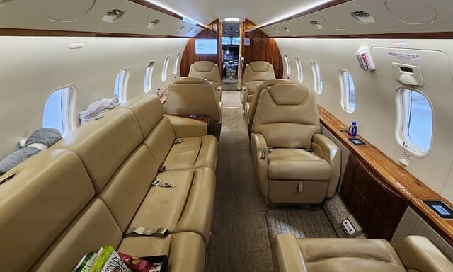Challenger 300 N286MH photo 3