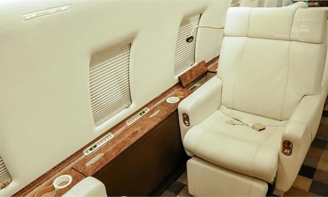 Challenger 604 N988CV photo 2