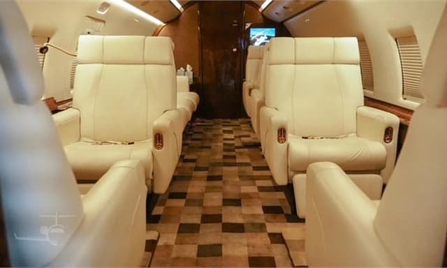 Challenger 604 N988CV photo 3