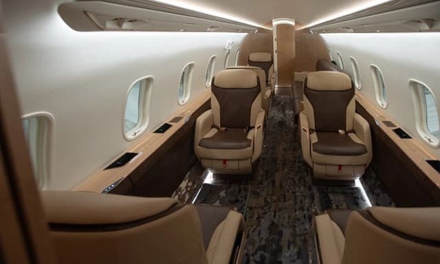 Challenger 3500 N724EH photo 4