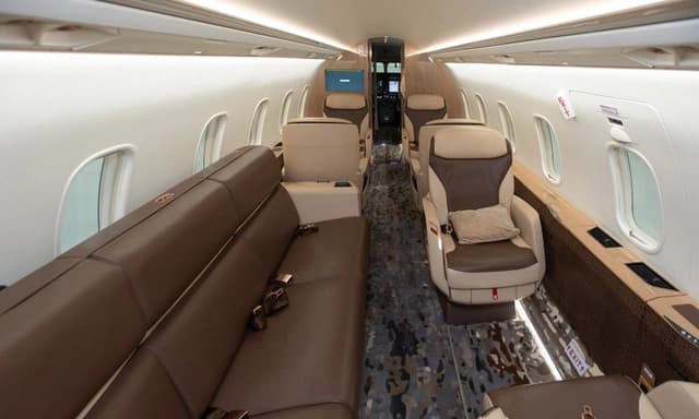 Challenger 3500 N724EH photo 6