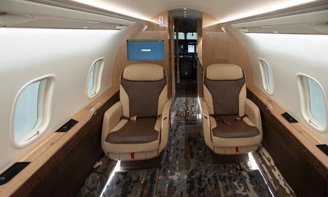 Challenger 3500 N724EH photo 3