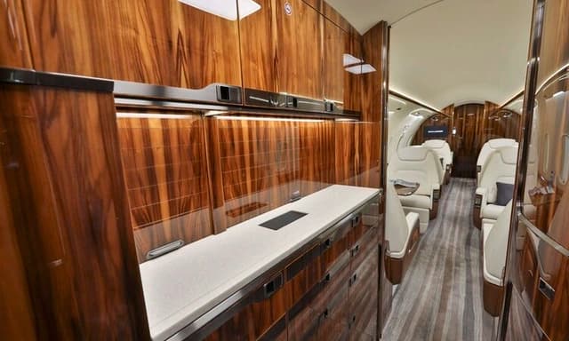 Challenger 350 N822LL photo 6