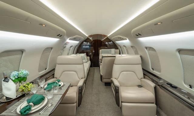 Challenger 650 N858MY photo 2