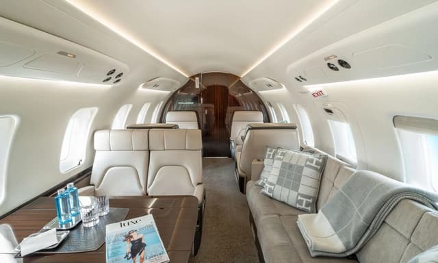 Challenger 650 N858MY photo 5