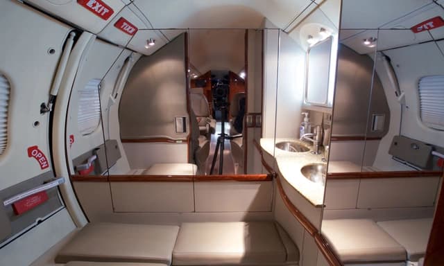 Learjet 60 N178MM photo 3