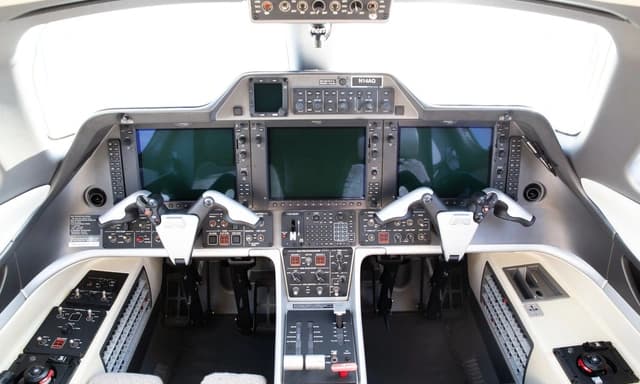 Embraer Phenom 300 N14AQ photo 5