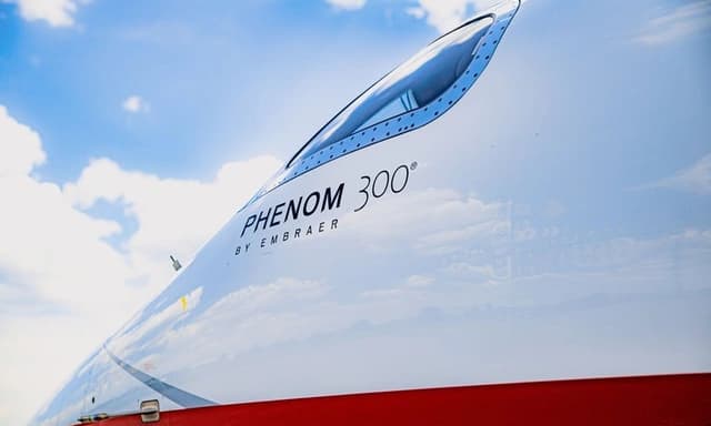 Embraer Phenom 300 N419MA photo 4