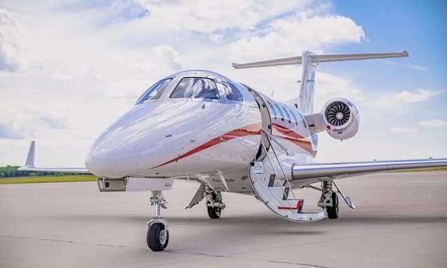 Embraer Phenom 300 N247CM photo 6