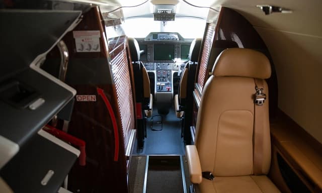 Embraer Phenom 300 N419MA photo 5