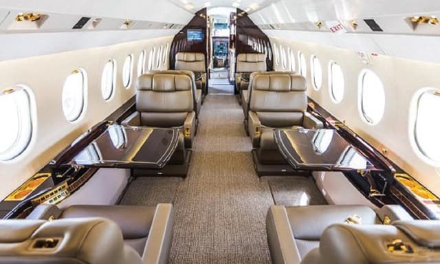 Falcon 2000 N827CK photo 2