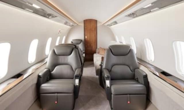 Challenger 350 N881CC photo 2