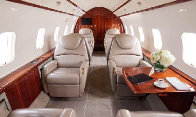 Challenger 300 N1721M photo 3