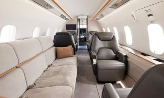Challenger 350 N881CC photo 3