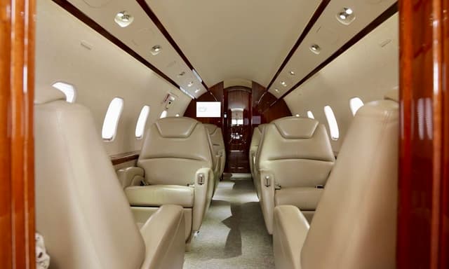 Challenger 300 N606RP photo 2