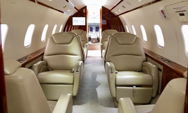 Challenger 300 N606RP photo 3