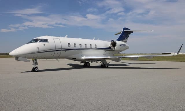 Challenger 300 N606RP photo 4