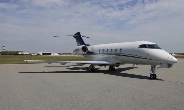 Challenger 300 N606RP photo 6