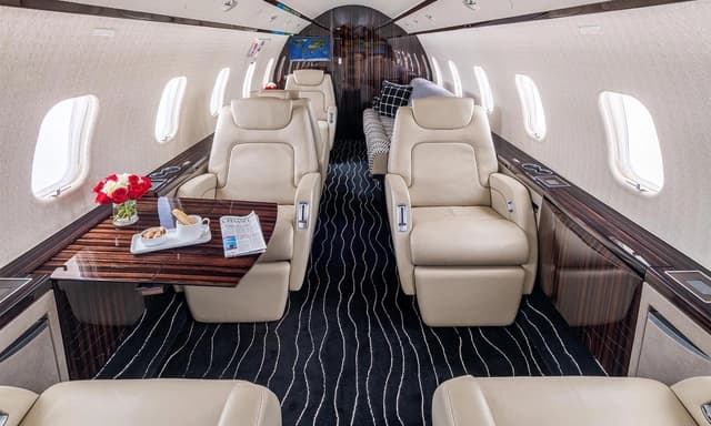 Challenger 300 N253XS photo 2