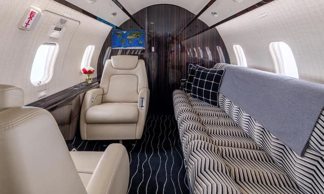 Challenger 300 N253XS photo 3