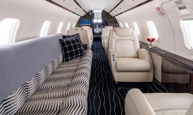 Challenger 300 N253XS photo 4
