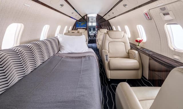 Challenger 300 N253XS photo 5