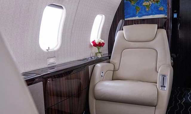 Challenger 300 N253XS photo 6