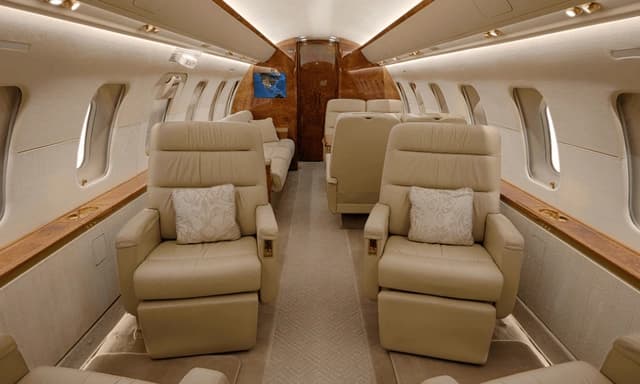 Challenger 605 N949MC photo 2