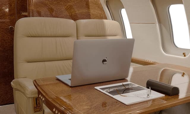 Challenger 605 N949MC photo 3