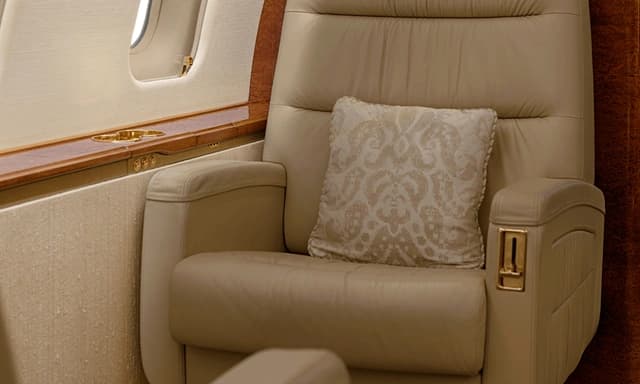Challenger 605 N949MC photo 6