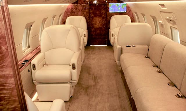 Challenger 604 N872BC photo 3