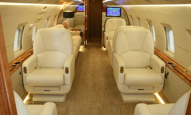 Challenger 604 N872BC photo 2