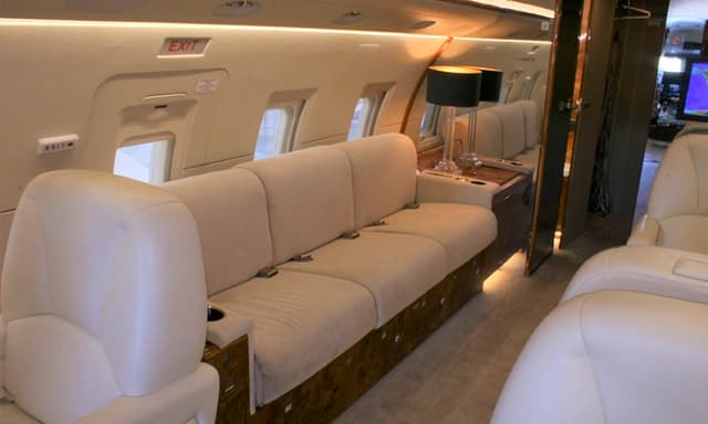 Challenger 604 N872BC photo 6