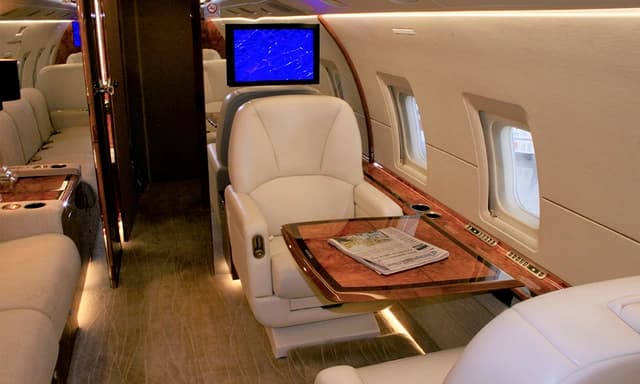 Challenger 604 N872BC photo 5