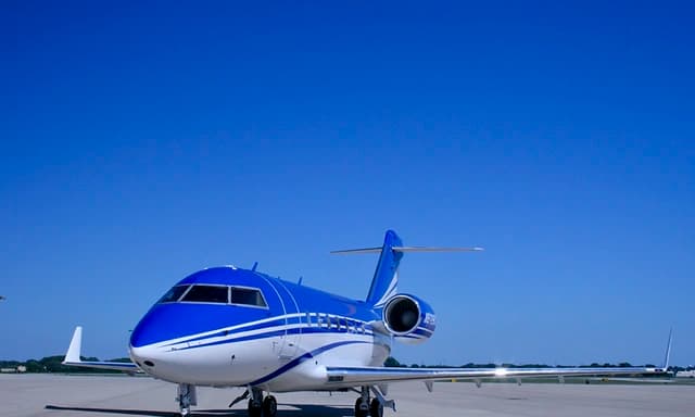 Challenger 604 N872BC photo 4