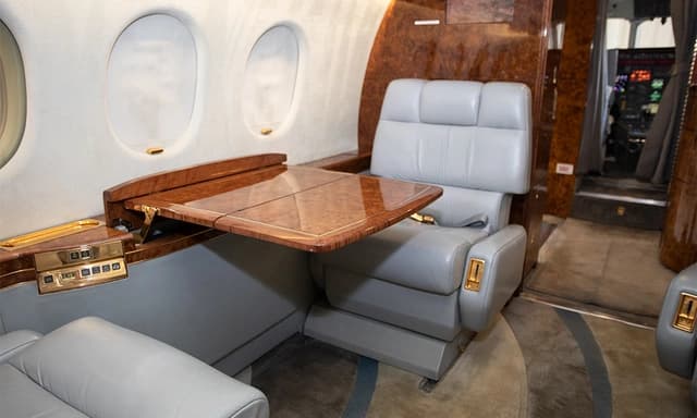 Falcon 2000 N365TX photo 4