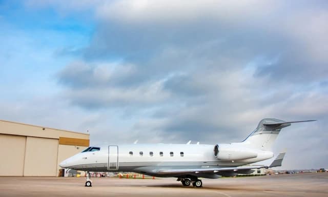Challenger 300 N695BA