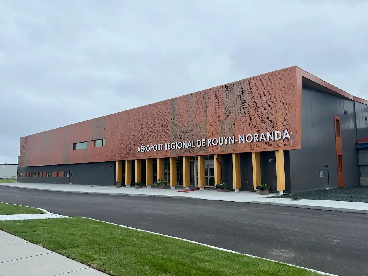 Rouyn Noranda Airport (YUY), photo 2