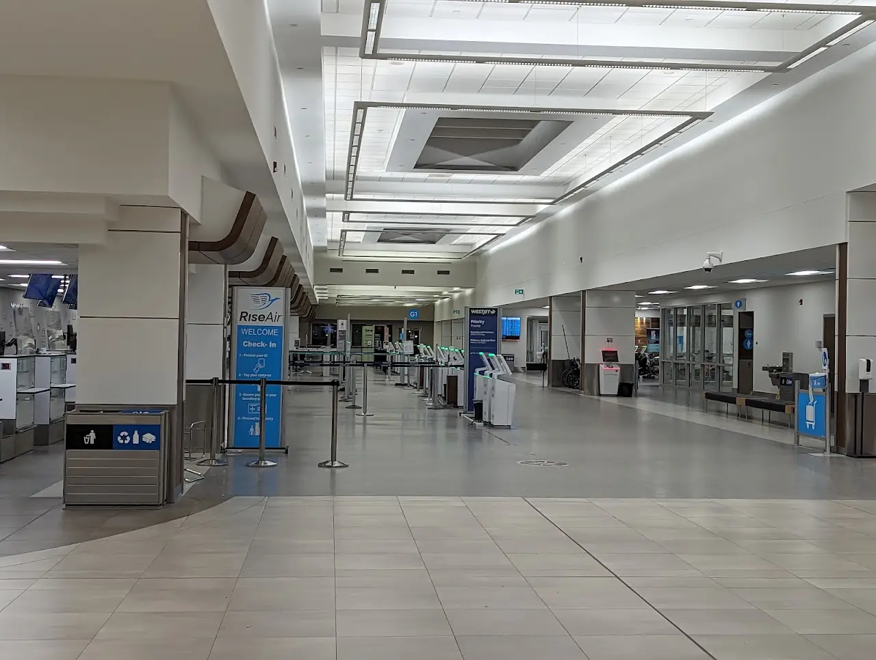 Saskatoon John G. Diefenbaker International Airport (YXE), photo 2