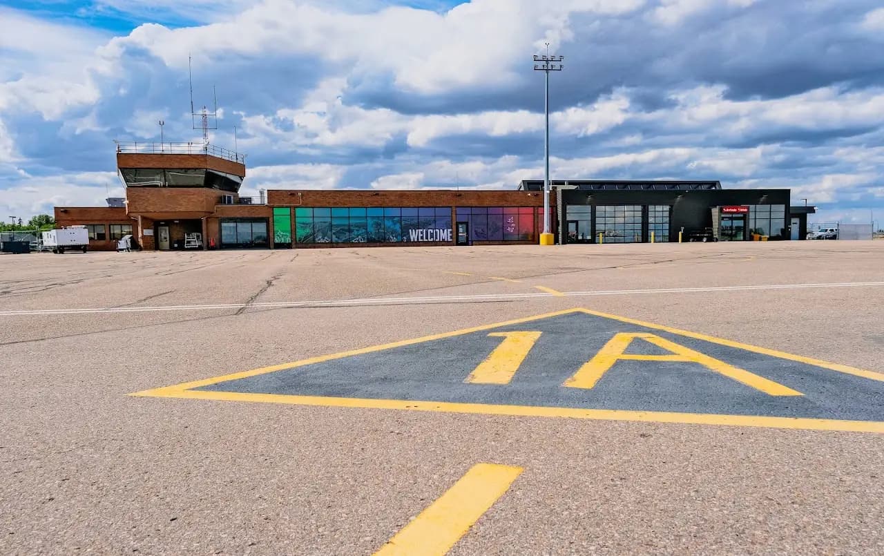 Medicine Hat Regional Airport (YXH), photo 2
