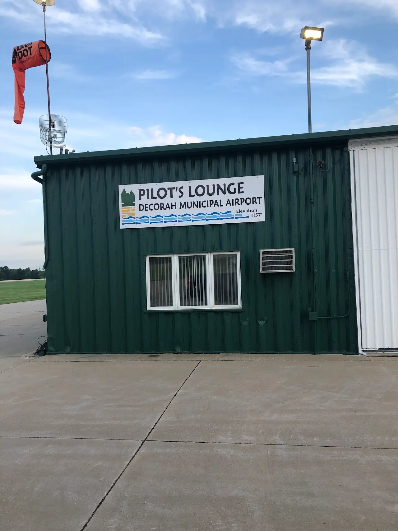 Decorah Municipal Airport (DEH), photo 3