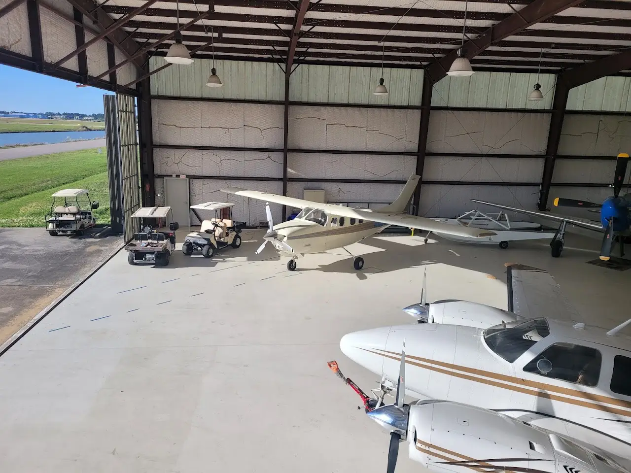 David Wayne Hooks Memorial Airport (DWH), photo 4