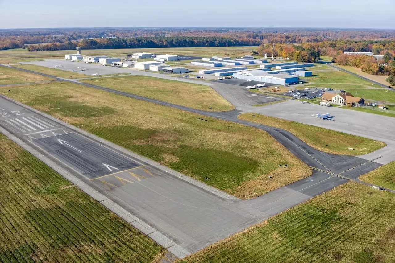 Easton Airport / Newnam Field (ESN), photo 3