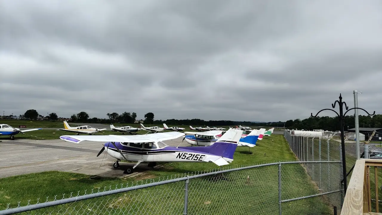 Montgomery County Airpark (GAI), photo 4