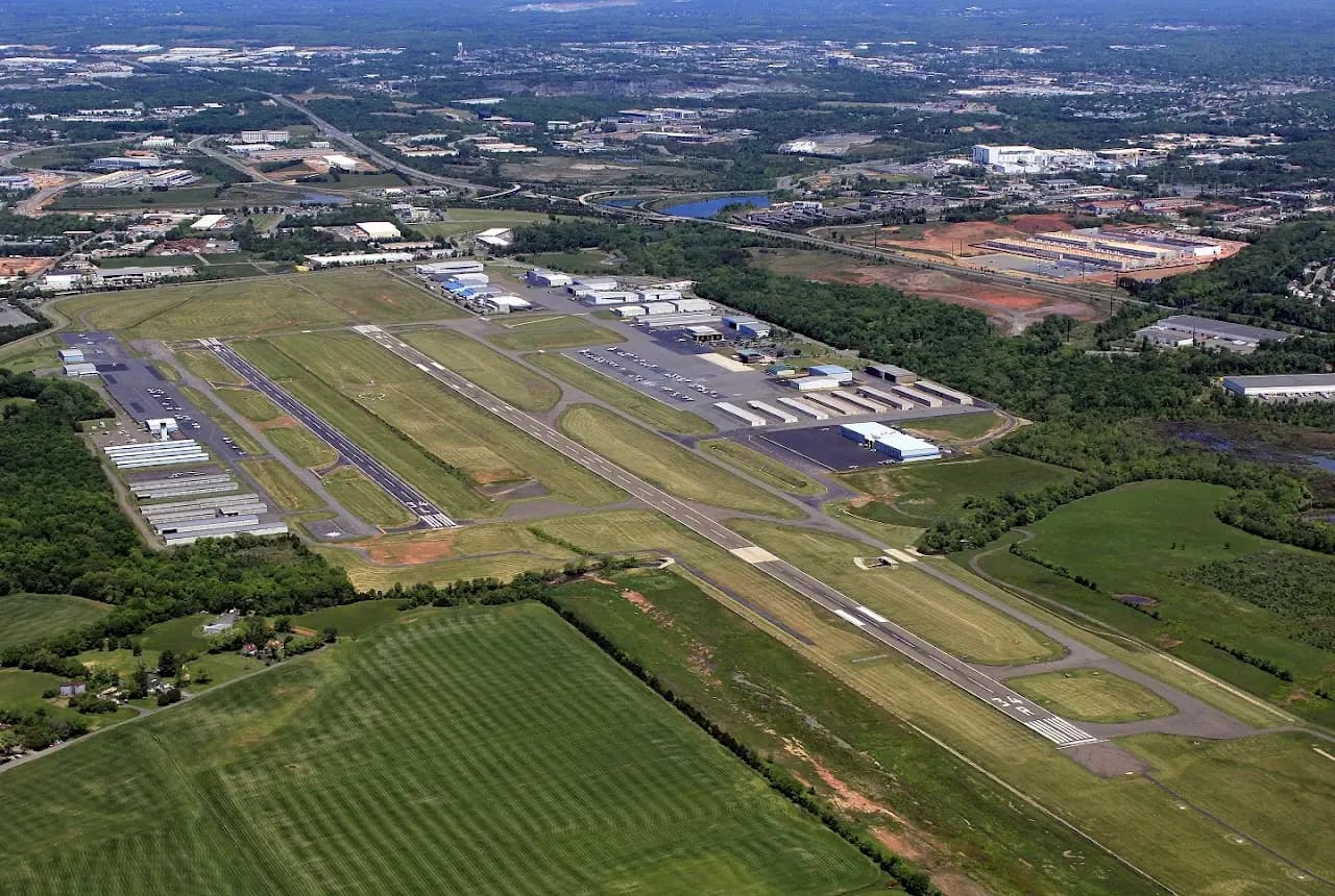 Manassas Regional Airport/Harry P. Davis Field (MNZ), photo 2